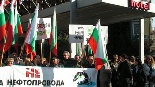 Бургазлии блокираха представянето на проекта за петролопровода