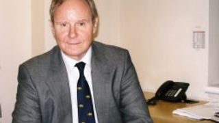 Бивш британски посланик в Румъния глобен за незаконна търговия