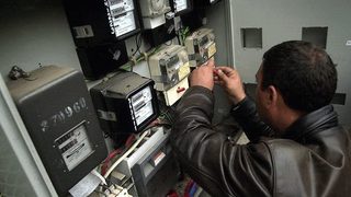 Доставчици на ток ще връщат пари за надути такси