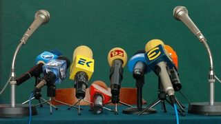 Неприличният танц на властите с медиите