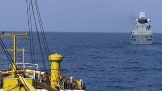 Датски кораб спаси бедстващи сомалийски пирати