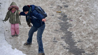 Поледици блокираха страната