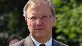 Оли Рен повтаря критики, София иска повече пари