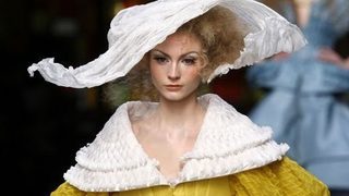 Парижка мода: Големи обеми и хай-тек материи