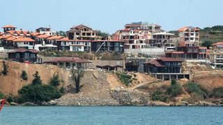 Фондове изкупуват на половин цена жилищни имоти по Черноморието