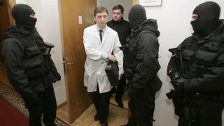 Маскирани и въоръжени нахлуха в централата на "Нафтогаз Украины"