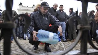 Над 200 човека се събраха на протест пред парламента