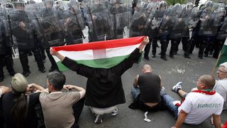 Новият унгарски премиер се закле сред протести