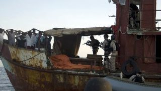 Осем от българските моряци, освободени от сомалийските пирати, се връщат в страната