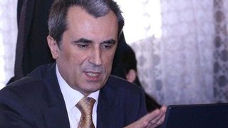Чиновниците остават без бонуси и нови компютри
