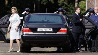 Фотогалерия: Медведев и <span class="highlight">кралица</span> <span class="highlight">Беатрикс</span> откриха Ермитажа в Амстердам