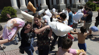 Фотогалерия: Бой с възглавници пред Народния театър