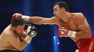 Владимир Кличко защити титлите си с технически нокаут