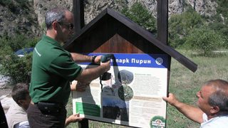 Пивоварна подновява планинските табели в Пирин