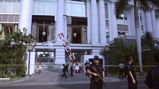 Експлозии разтърсиха Джакарта - поне 11 жертви