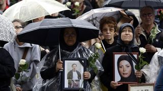 Нови сблъсъци между полицията и демонстрантите в Иран