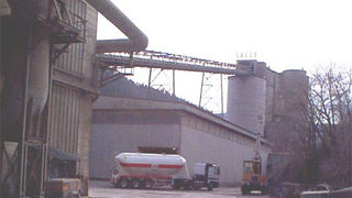 Наследниците на Данте на битка с <span class="highlight">циментов</span> <span class="highlight">завод</span>