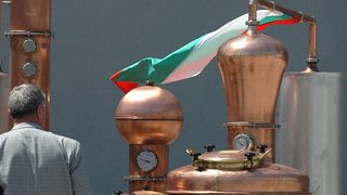 Легалният пазар на алкохол намалява