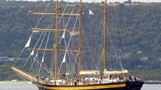 Кръстиха учебно-ветроходният кораб "Royal Helena"