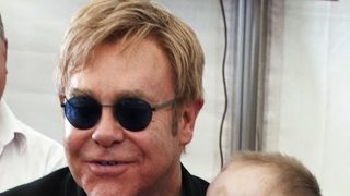 Киев отхвърли искането на Елтън Джон да осинови украинче