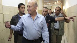 Бивш премиер на Израел застава пред съда за корупция