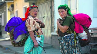В Галата и Български извор: Животът тече далече от политиката