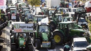 Брюксел отпуска помощ на фермерите в ЕС след натиск от страните членки
