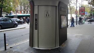 Улична тоалетна в Париж