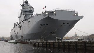 Френски кораб от клас "Мистрал" акостира в Санкт Петербург