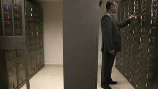 Между 160 и 190 са разбитите касетки в обрания снощи трезор