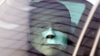 Берлускони започнал да работи в домашни условия
