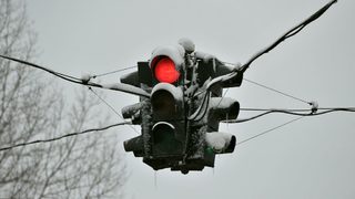 Дъжд и сняг затрудняват движението в страната