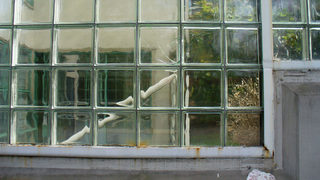 Фирма прави тухли от <span class="highlight">автостъкла</span>