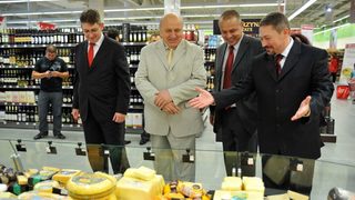 Осем оферти са подадени за покупката на дял от "Меркатор"