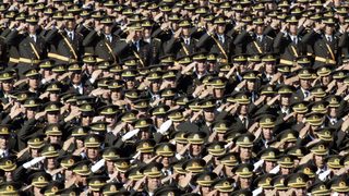 Армията в Турция настръхва срещу властта