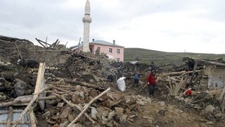 Над сто са били вторичните трусове след вчерашното земетресение в Турция