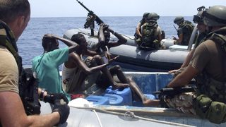 Общо 13 българи все още са в плен на сомалийските пирати