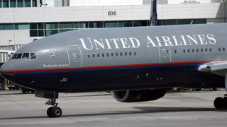 United Airlines и <span class="highlight">US</span> <span class="highlight">Airways</span> водят преговори за сливане