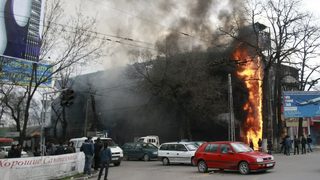 Банди нападат бизнес, магазини и ресторанти в Киргизстан