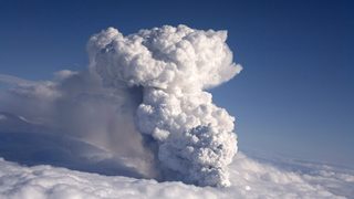 Спрян е въздушният трафик в Северна Европа заради вулкана в Исландия