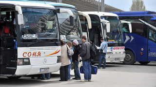 БДЖ и автобусните <span class="highlight">превозвачи</span> печелят от блокираното небе