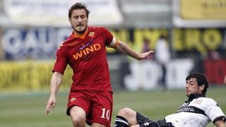 "Рома" запази шансове за титлата след победа с 2:1 над "Парма"