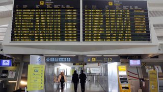 Вулканичната пепел пак затваря летища из Европа