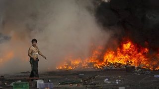 Тайланд въвежда комендантски час заради политическите размирици