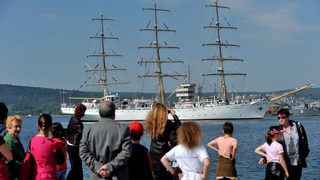 Кораб от регатата "<span class="highlight">Tall</span> <span class="highlight">Ships</span>" се подготвя за отплаване от Варна (видео)