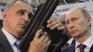 Фотогалерия: Путин посети оръжейния завод в Ижевск