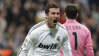 Игуаин преподписа с "Реал" (М), Моуриньо ще заздравява защитата
