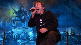 Вокалистът на Iron Maiden ще загуби работата си... като пилот на самолет