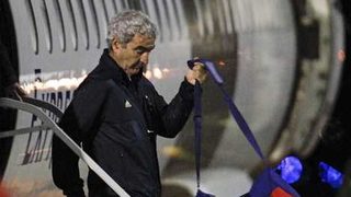 Засилена полицейска охрана предпази френските национали от феновете