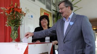 Коморовски е новият президент на Полша с 53% на балотажа